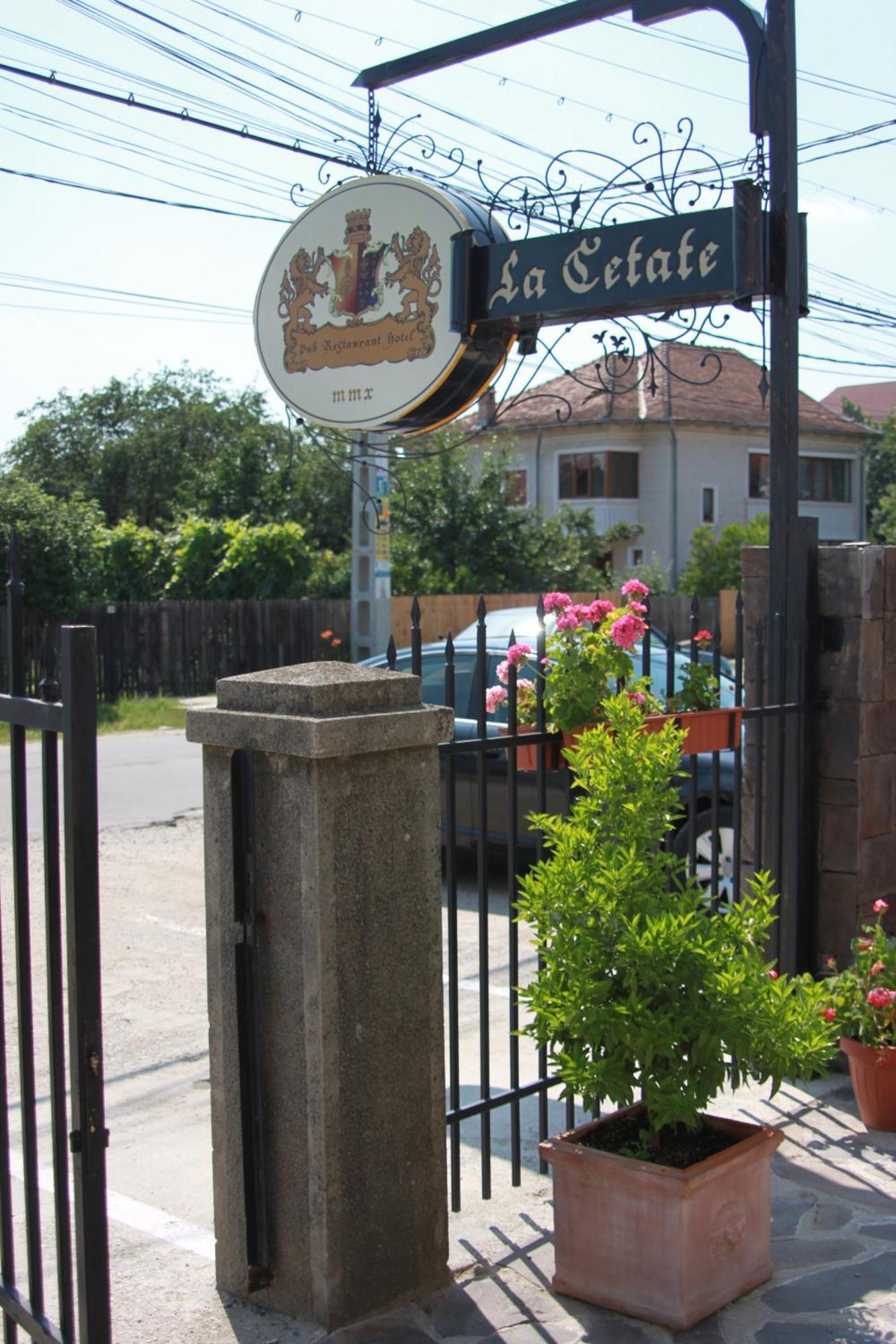 Hotel LaCetate Piteşti Esterno foto