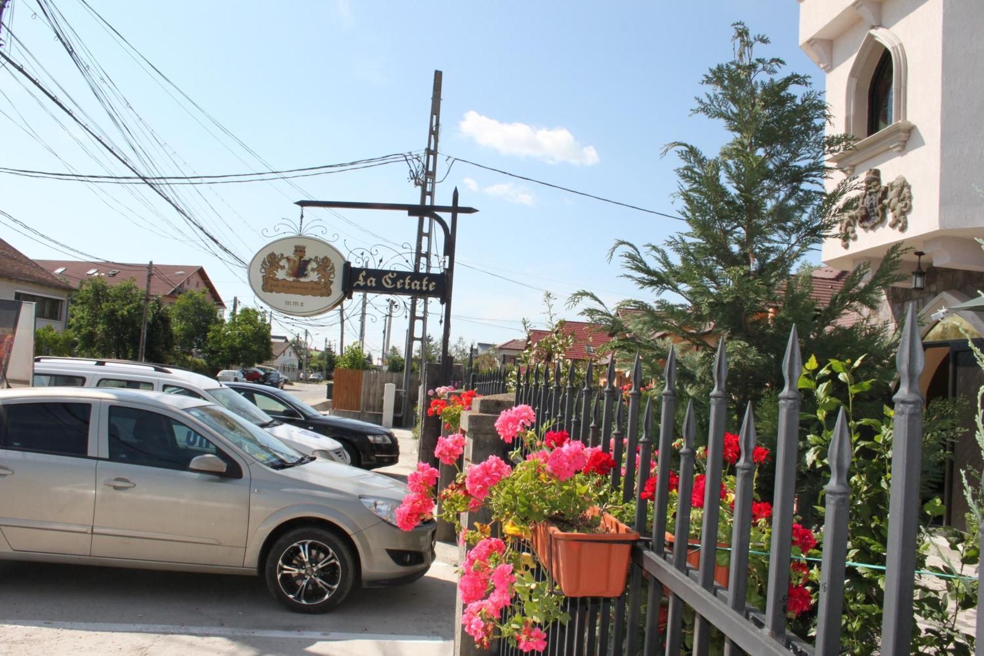 Hotel LaCetate Piteşti Esterno foto